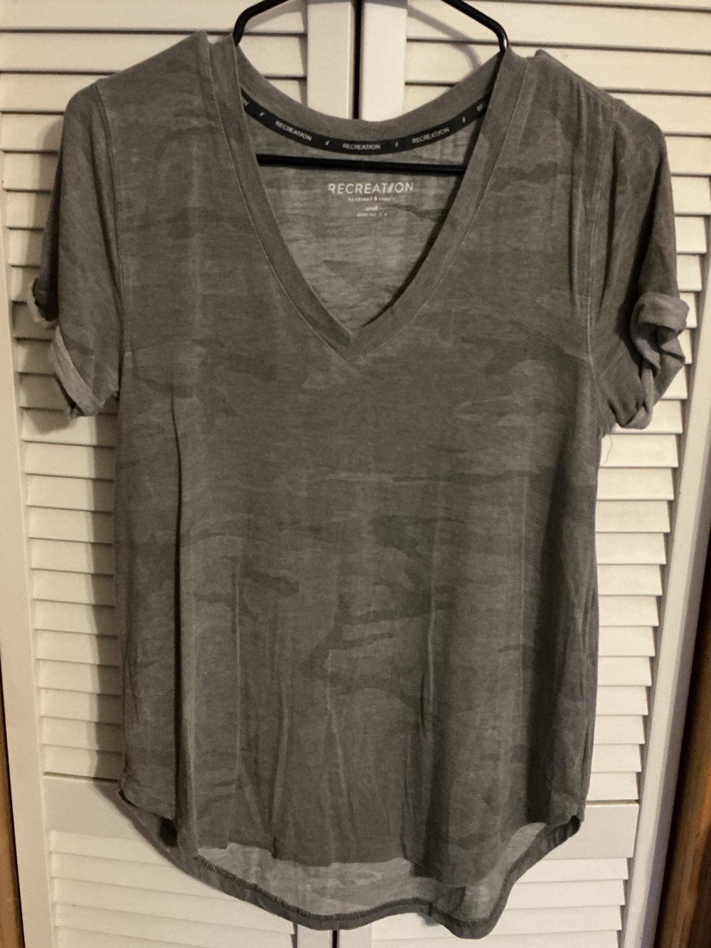 Recreation Women's Gray V-Neck Short Sleeve Tee